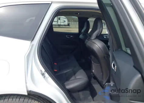 2021 Volvo Xc60 T5 Momentum z USA, uszkodzony, nr VIN YV4102DK3M1861648